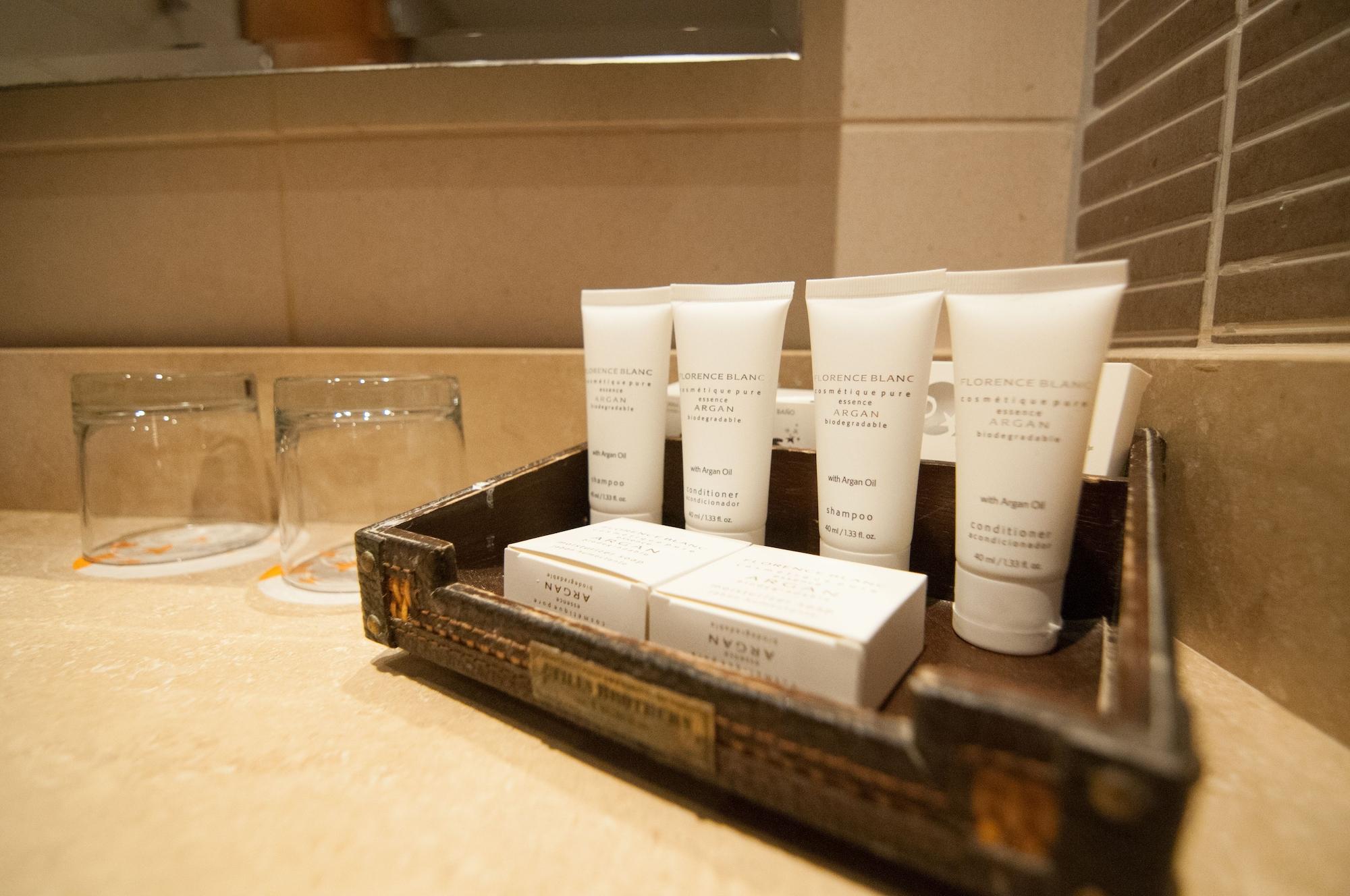 Enjoy Coquimbo Hotell Eksteriør bilde A selection of toiletries in a hotel bathroom