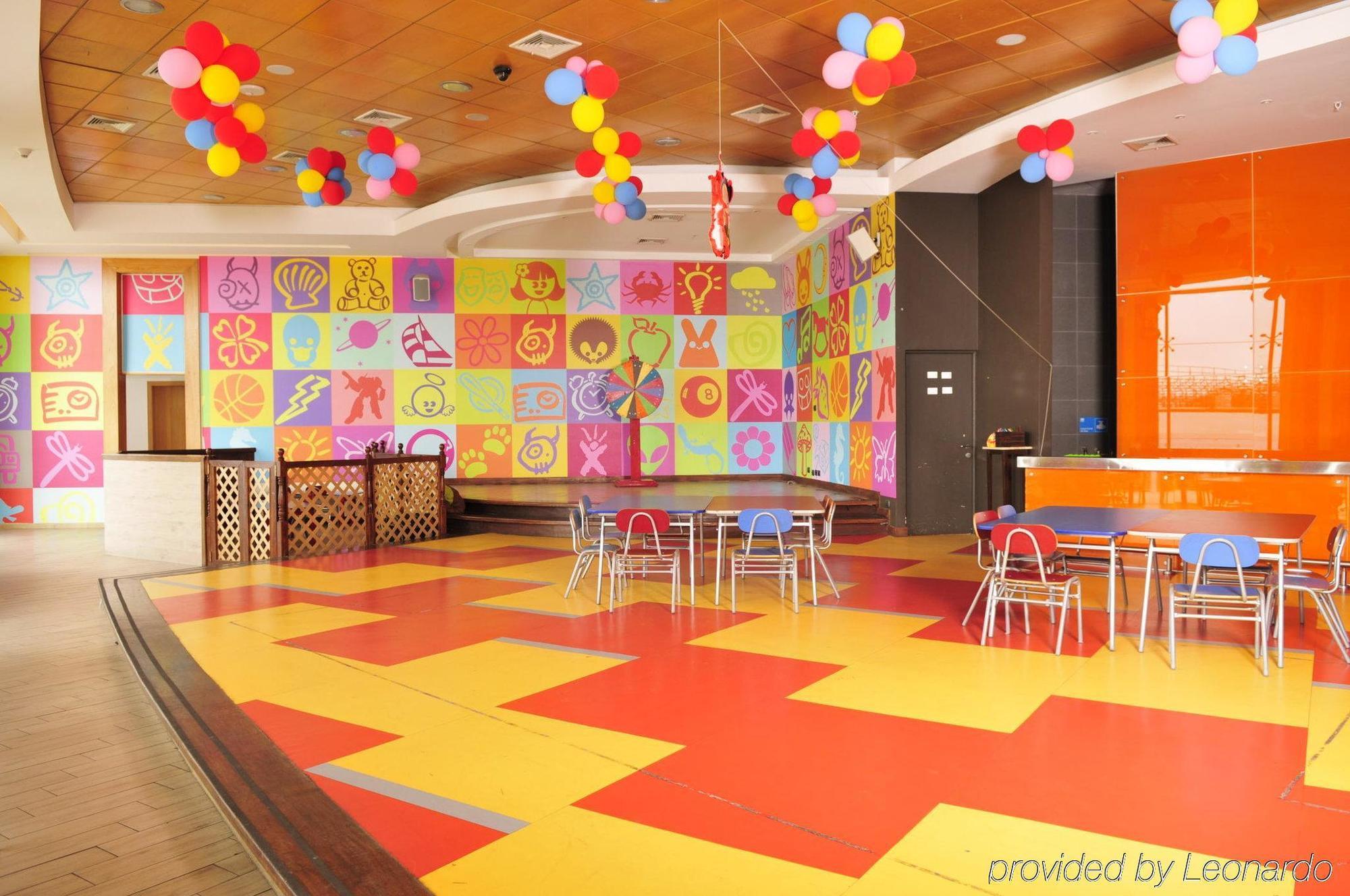 Enjoy Coquimbo Hotell Restaurant bilde The interior of a McDonald's PlayPlace